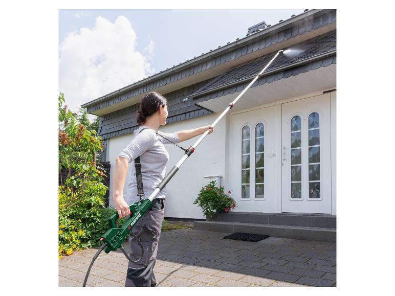 Femme nettoyant le toit d'une maison avec un nettoyeur haute pression Parkside.