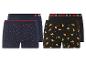 Deux paires de boxers, l'une avec un motif de cœurs et l'autre avec des pizzas.