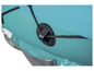 Détail d'un kayak gonflable avec une corde attachée à un anneau.