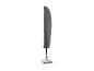 Housse de protection grise pour parasol avec base en granit.