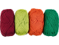 Quatre pelotes de fil en rouge, vert lime, orange et vert foncé.