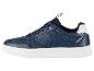 Baskets en cuir bleu avec semelle blanche.