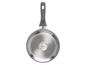 Une poêle grise avec une poignée noire de Russell Hobbs.