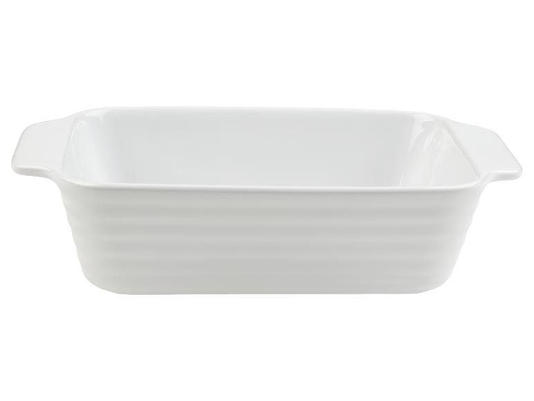 Un plat à four rectangulaire blanc avec des poignées.