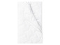 Une couette blanche avec un matelassage ondulé.