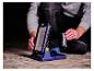 Lampe de travail LIVARNO® 18 V avec batterie Bosch 2.5 Ah, tenue par un homme.