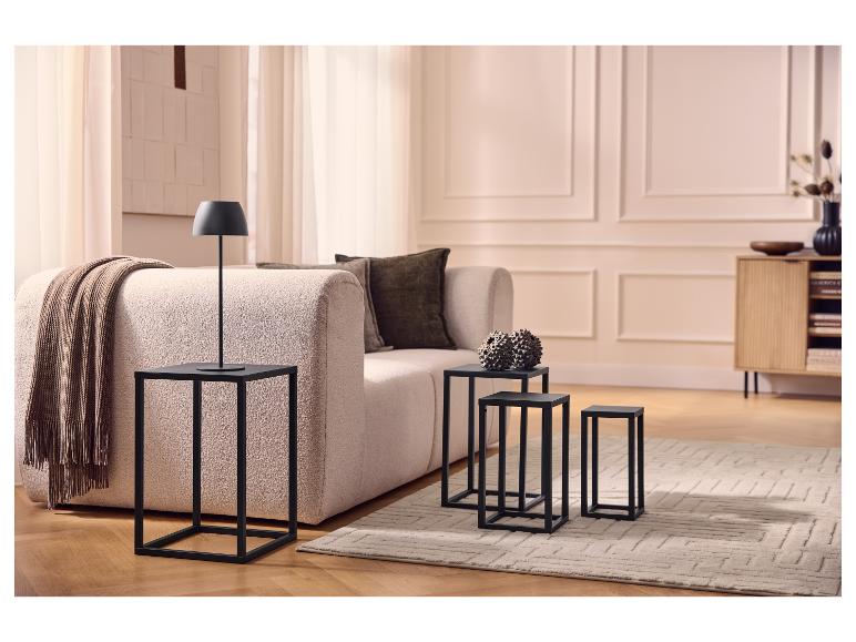 LIVARNO home Lot de 4 tables d'appoint dans un salon au style moderne.