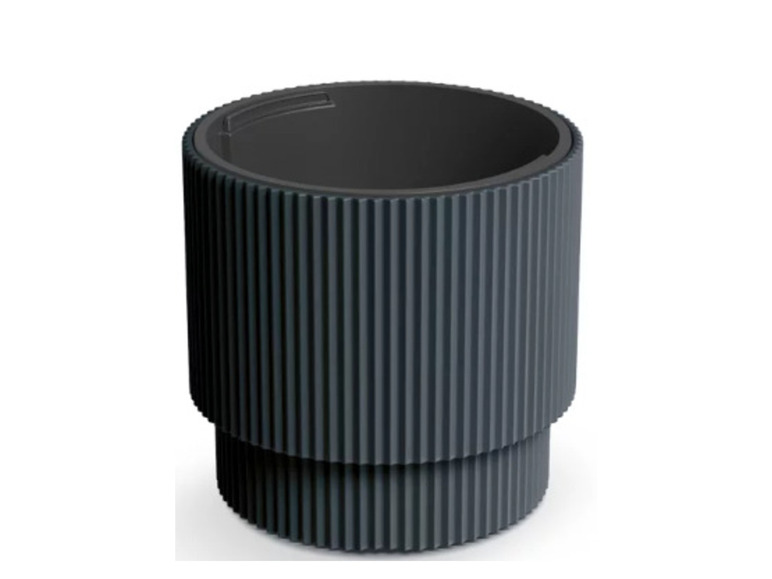 Un pot de fleurs gris foncé à texture cannelée.