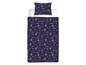 Une housse de couette et une taie d'oreiller avec un motif Nevermore Academy avec Wednesday Addams.