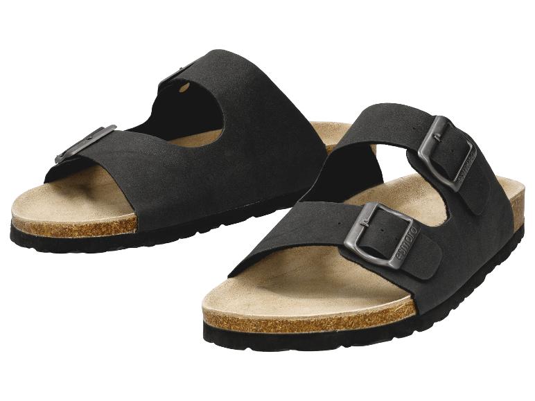 Une paire de sandales noires à deux brides avec boucle et semelle en liège.