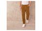 Homme portant un pantalon en velours côtelé beige et des baskets blanches.