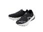 Deux baskets de course noires avec des semelles blanches et des lacets gris.