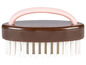 Une brosse brune avec une poignée rose