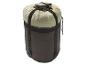 Un sac de couchage dans son sac de compression