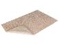Tapis de bain beige à texture douce.