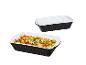 Deux plats de cuisson rectangulaires en céramique noir et blanc, l'un rempli d'un gratin au fromage