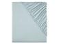 Drap-housse bleu clair.