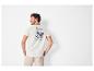 Homme en t-shirt blanc avec imprimé surfeur et short beige