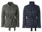 Deux vestes matelassées pour femmes, une kaki et une bleu foncé, avec ceintures.