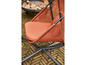 Un fauteuil suspendu orange avec un siège rembourré.