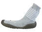 Des chaussettes grises avec des rayures blanches et une semelle en caoutchouc.