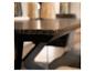 Gros plan d'une table en bois foncé avec texture de grain de bois visible