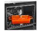 Cocotte en fonte orange sur une grille de four