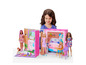 Maison de poupée Barbie avec une voiture, des chaises et quatre poupées.