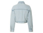 Une veste en jean bleu clair à manches longues.