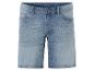 Un short en jean bleu clair
