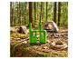Deux talkies-walkies verts avec des personnages de dessins animés sur une bûche dans un camping forestier.