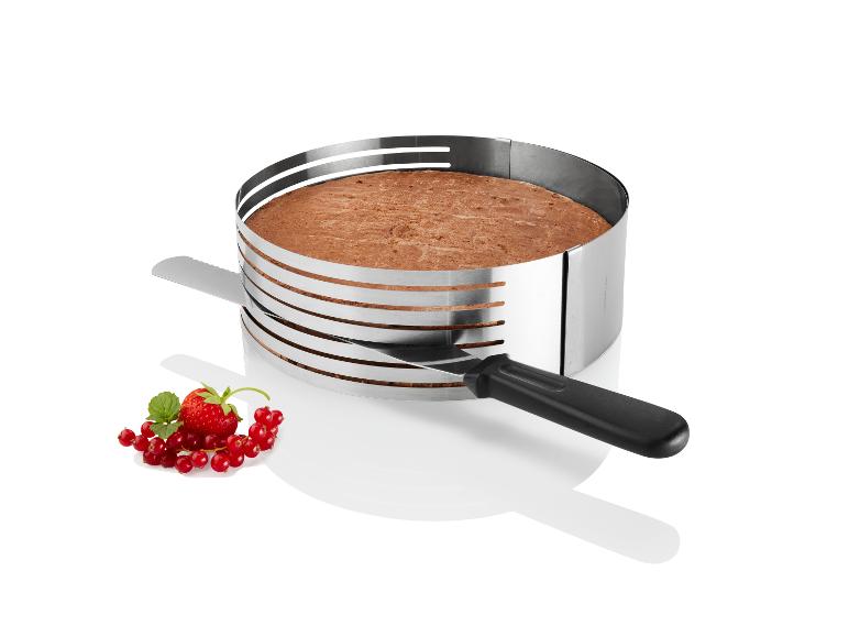 Un moule rond à gâteau avec un gâteau et un couteau.