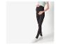 Leggings de grossesse noirs et baskets blanches.
