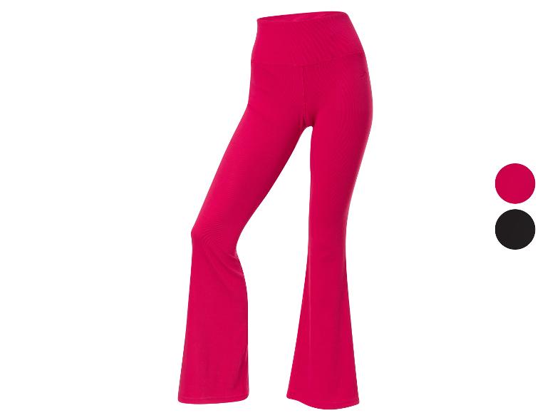 Un pantalon flare rose.