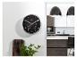 Horloge murale avec thermomètre et hygromètre dans une cuisine moderne.