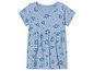 Une robe bleu clair à manches courtes avec un motif floral.
