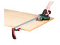 Une scie circulaire Parkside avec rail de guidage, utilisée pour couper du bois.