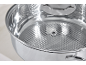 Casserole en acier inoxydable avec couvercle en verre et fond texturé.