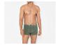 Homme torse nu portant un boxer vert