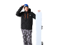 Homme en veste de ski noire et pantalon de ski à motifs tenant un snowboard.