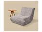 Fauteuil gris et petite table en bois sur fond beige.