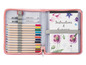Une trousse rose avec des crayons de couleur, des pinceaux d'aquarelle et un cahier d'instructions.