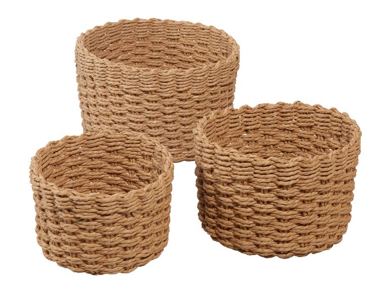 Trois paniers ronds en osier tressé de tailles différentes.