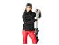 Femme en veste noire et pantalon rouge, tenant des skis blancs.