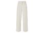 Pantalon beige à plis.