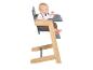 Chaise haute en bois avec plateau et bébé assis.