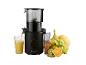 Extracteur de jus noir avec du jus d'orange et des fruits variés comme des bananes, du raisin et du melon.