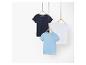 Trois t-shirts pour enfant : blanc, bleu clair et bleu marine.