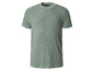 Un t-shirt vert à imprimé léopard.