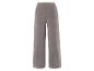 Un pantalon en velours côtelé gris